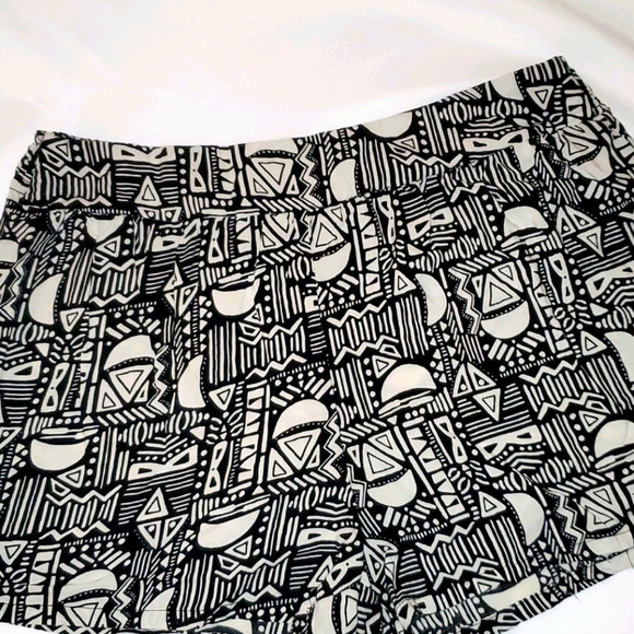 Forever 21 Light Weight Flowy Summer Shorts Black and White 339 - Picture 2 of 6
